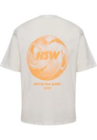 Beige t-shirt med stort orange fodboldgrafik, teksten "ASW", samt "serve the game" og "hummel sportwear" trykt nedenunder.