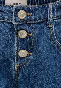 Pantalones cortos de mezclilla azul oscuro con una cinturilla que tiene un panel elástico, tres botones frontales y detalles de costura en contraste.