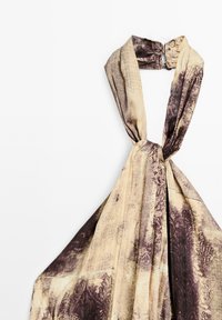 Lehký tištěný šátek se směsicí béžových a tmavě hnědých barev, s vzorem žebrování a uzlovým detailem nahoře.