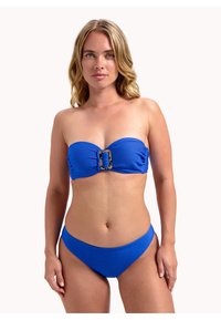 Set di bikini blu con top a bandeau senza spalline, adornato da una fibbia in acetato a motivo tartaruga e tessuto testurizzato. Parte inferiore del bikini coordinata con tessuto testurizzato.