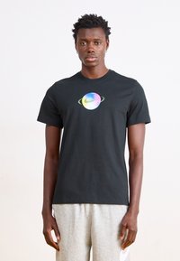 Nike Sportswear TEE COSMIC - Print T-shirt - black