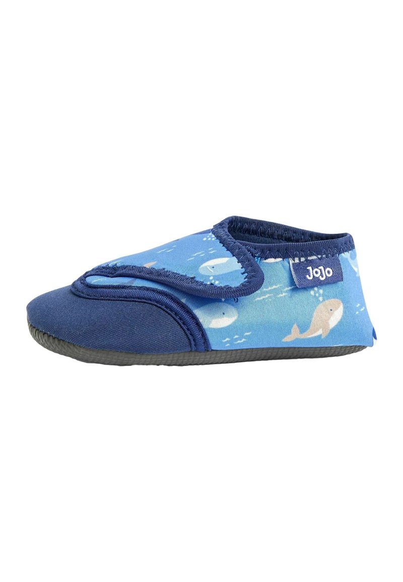 Zila auduma kurpe ar vaļu rakstu, ar tumši zilu zoli un Velcro siksniņu, lai to viegli uzvilktu. Viegls un elastīgs dizains.