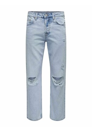 Jean en denim bleu clair avec des trous déchirés aux deux genoux et une usure sur la partie supérieure droite de la cuisse, avec poches avant et passants pour ceinture.
