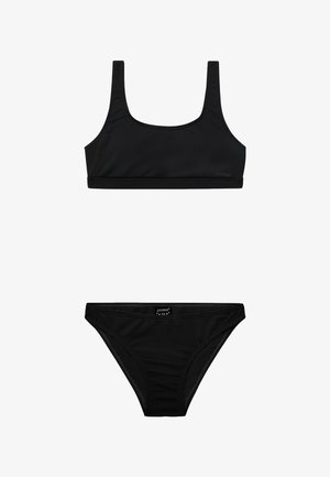 Ensemble de bikini noir comprenant un haut à décolleté carré avec de larges bretelles et un tissu texturé, associé à un bas de bikini taille basse, le tout dans une couleur unie.