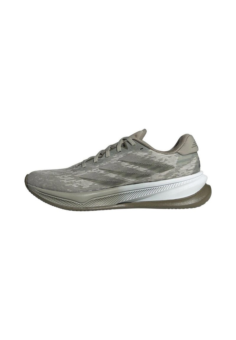 Zapatilla deportiva de color gris claro con cordones, parte superior de tela estampada, media suela blanca y suela exterior de color verde oliva, mostrada en perfil lateral hacia la izquierda.