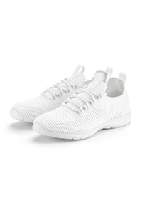 Witte sportieve schoenen gemaakt van ademend mesh-materiaal, met textuuroppervlakken, elastische veters en trekriemen voor eenvoudig aan- en uittrekken.