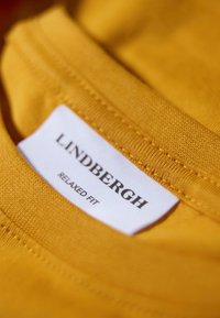Lindbergh T-shirt med print - honey