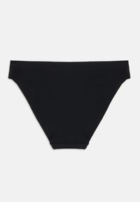 Μαύρο κάτω μέρος μπικίνι από λείο ύφασμα. Διαθέτει ψηλό κόψιμο στα πόδια και μινιμαλιστικό σχεδιασμό με ελαστική μέση και χωρίς ορατές ραφές.