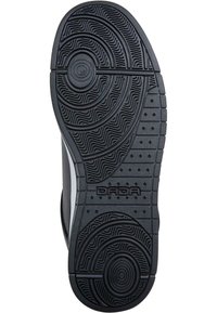 Sålen på en svart sneakers har sirkulære og bølgete mønstre, avrundede kanter og teksturert grep. Merkevaren er synlig på hælområdet.
