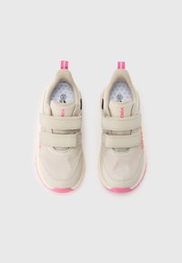 Μπεζ παιδικά αθλητικά παπούτσια με πάνω μέρος από δίχτυ, λουράκια με βέλκρο, ροζ λεπτομέρειες στη σόλα και τη φτέρνα, στρογγυλεμένη μύτη και επενδεδυμένο εσωτερικό πέλμα.