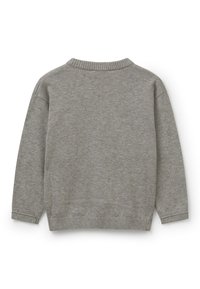 Maglione grigio a maniche lunghe lavorato a maglia con colletto, polsini e orlo a coste, mostrato da dietro su uno sfondo bianco.