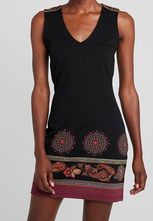 Robe noire sans manches avec col en V, médaillon décoratif et motifs cachemire rouges, bordeaux et multicolores près de l'ourlet et des épaules.