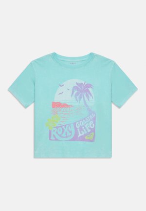 Svijetloplava majica kratkih rukava s pastelnim prizorom obale, palmom, pticama u letu i natpisom "Roxy Coastal Life" na prednjoj strani.
