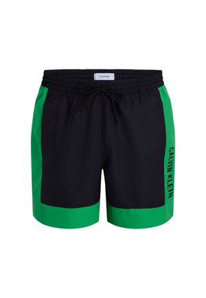 Pantaloni da bagno neri con pannelli laterali verde brillante. Presentano una cintura elastica con cordoncino e un logo stampato di lato.