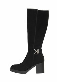 Bottes noires en daim montantes avec un talon bloc, présentant un accent en métal argenté et des coutures contrastantes sur le côté.