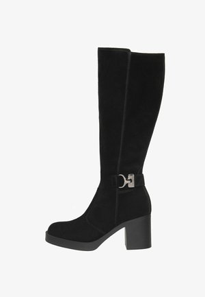 Zwarte suede knie-Hoge laarzen met een blokhak, voorzien van een zilveren hardware accent en contrasterende stikseldetails aan de zijkant.