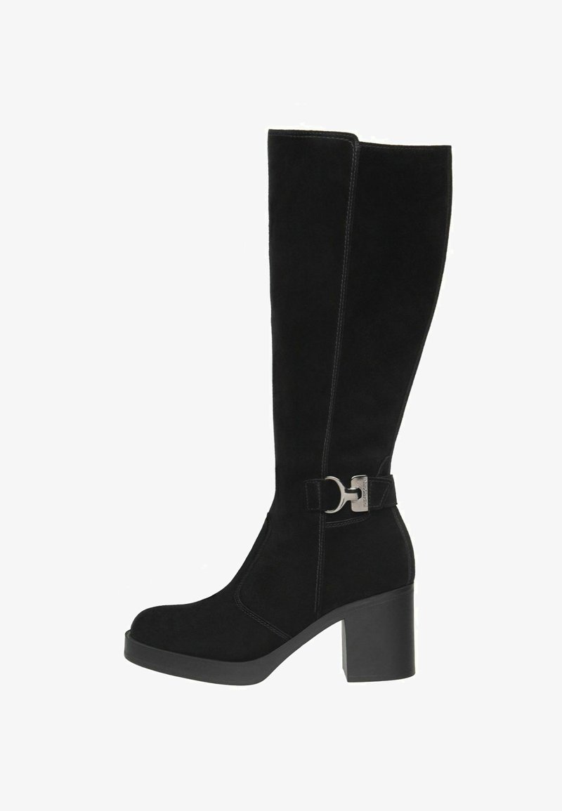 Bottes noires en daim montantes avec un talon bloc, présentant un accent en métal argenté et des coutures contrastantes sur le côté.