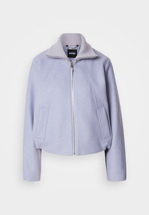 Light lilac cropped jacket made of soft fabric, featuring a high collar, zip closure, and two front pockets with a clean design.