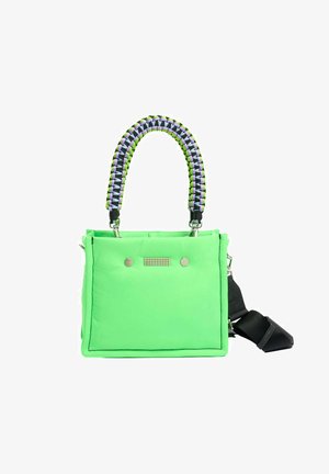 Sac à main vert fluo de forme rectangulaire, texture matelassée, rehaussé de clous en métal et avec une anse tressée de couleur violette et verte.