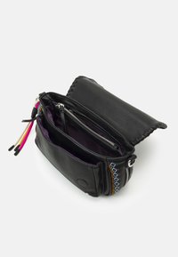 Schwarze Lederhandtasche mit strukturiertem Finish, lila Innenfutter, mehreren Reißverschlussfächern und dekorativen Akzenten in Blau und Pink.