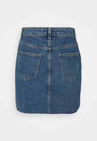 Gonna di jeans, blu scuro, con una forma aderente; presenta due tasche posteriori, dettagli di cucitura e una cucitura centrale sul retro.