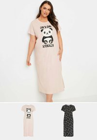Camicia da notte rosa a maniche corte con un grafico di panda e la scritta "Let's Get Snuggly." Include anche varianti con stampa floreale nera e stampa di panda nera.