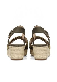 Un paio di sandali con zeppa e tacco in juta intrecciata, cinturini alla caviglia verde scuro e chiusure con fibbia argentata, mostrati dal retro.