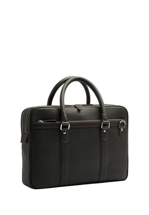 Sort tekstureret lædermappe med to håndtag, forreste lynlåslomme, sølvfarvet hardware og afrundet rektangulær form.