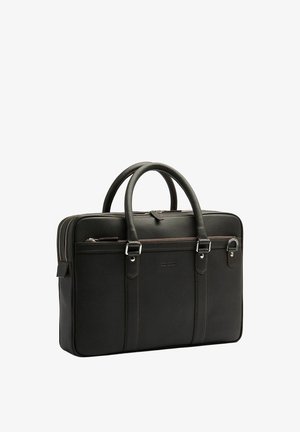 Sort tekstureret lædermappe med to håndtag, forreste lynlåslomme, sølvfarvet hardware og afrundet rektangulær form.