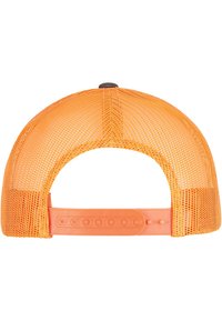 Oransje mesh trucker-cap med en solid oransje plastrem med justerbar trykknapplukking og en svart knapp på toppen.