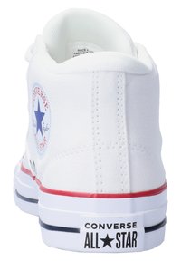 Weißer Canvas-Hochtop-Sneaker mit einem blauen Sternlogo, roten und blauen Akzenten sowie einer strukturierten Oberfläche. Verfügt über eine Gummisohle und gestickte Details.