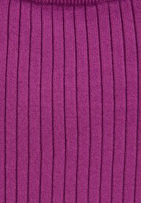 Pohled zblízka na fialovou pletenou látku s vertikálním žebrovaným vzorem a vystouplými pruhy.