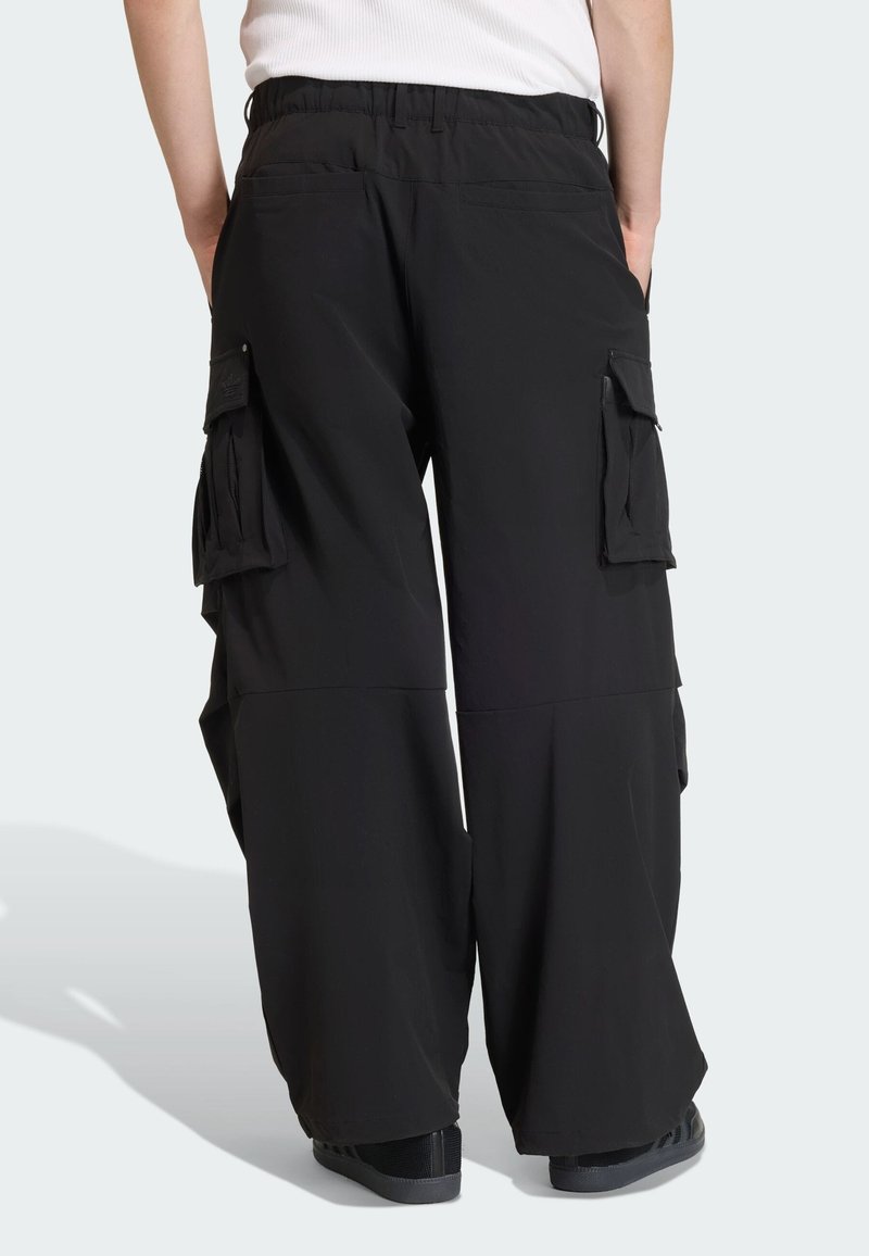 Svarta cargobyxor med lös passform, flera sidofickor, elastisk midja och ett mjukt, lätt tyg.