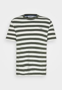 Camiseta de rayas en algodón verde oscuro y blanco, con cuello redondo, mangas cortas y un pequeño logo de la marca en el pecho.