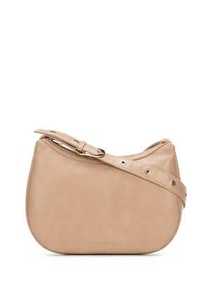 Sac à bandoulière en cuir beige avec une sangle ajustable et une boucle en métal, présentant un marquage discret près du centre en bas.