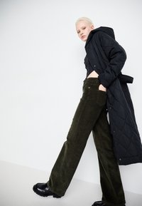 Vero Moda VMTESSA WIDE - Hlače - forest night