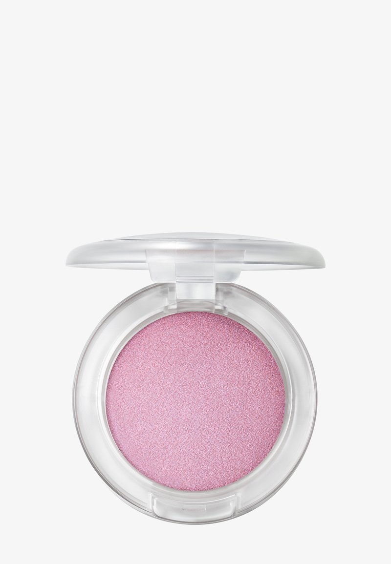 Boîtier compact ouvert pour montrer un fard à paupières rose clair irisé dans un étui rond en plastique transparent sur fond blanc.