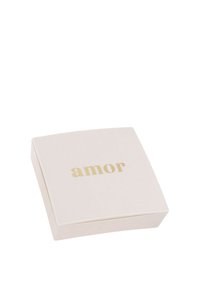 Scatola quadrata rosa tenue con il testo dorato "amor" centrato sul coperchio, isolata su uno sfondo bianco.