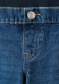 Jeansy z dżinsu w ciemnoniebieskim kolorze, z miedzianym przeszyciem, srebrnym zapięciem na guzik oraz wzorem przedniej kieszeni.