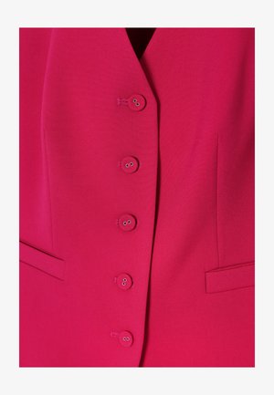 Fuksiaroosa vest, millel on sügava V-kaelusega dekoltee, viie vastava nupuga ja kahe esisekuga. Sile tekstuur, kohandatud disain ja voolujooneline siluett.