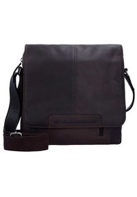 Borsa a tracolla in pelle marrone scuro con chiusura a pattina, tracolla regolabile, logo impressa e finitura texture. Presenta una tasca con zip.