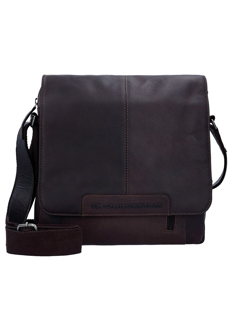 Borsa a tracolla in pelle marrone scuro con chiusura a pattina, tracolla regolabile, logo impressa e finitura texture. Presenta una tasca con zip.