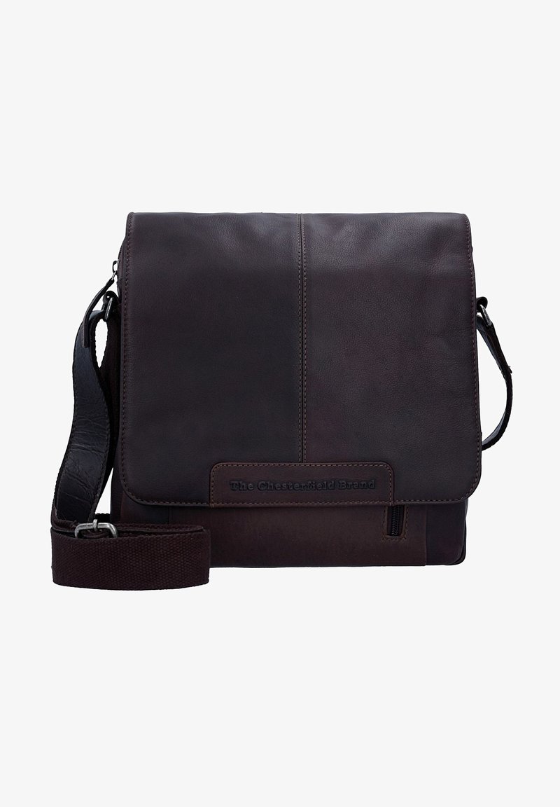 Borsa a tracolla in pelle marrone scuro con chiusura a pattina, tracolla regolabile, logo impressa e finitura texture. Presenta una tasca con zip.