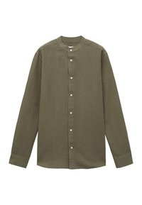 Olivenfarbendes Langarmhemd mit Stehkragen und vorderem Knopfverschluss, flach vor einem weißen Hintergrund präsentiert.