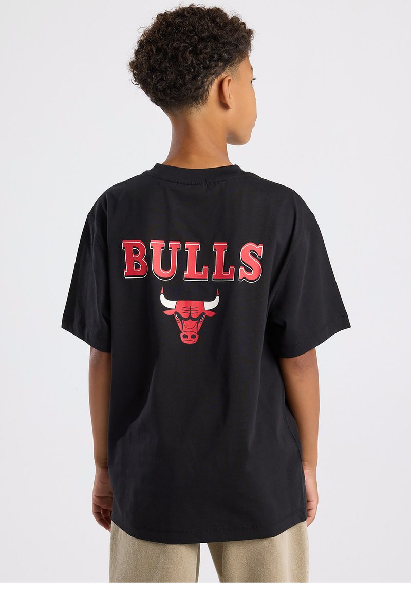 Camiseta negra con texto rojo "BULLS" y un gráfico de un toro en la parte trasera. Ajuste holgado, mangas cortas, diseño sencillo.