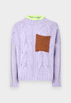 Pull tricoté lilas avec motifs torsadés, col vert néon vif et patch texturé marron à l'avant.
