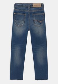 Jeans aus Denim mit einer mittleren blauen Waschung, geradem Bein, ausgefranstem Saum und dekorativen Nieten auf den Gesäßtaschen; Markenlabel auf dem Bund sichtbar.