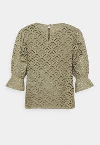 Olivegrüne Bluse mit gewellten Ausschnitten, Puffärmeln und Rüschendetails. Verfügt über einen Knopfverschluss auf der Rückseite.