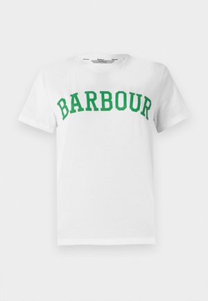 Bílý bavlněný tričko s výrazným zeleným potiskem "BARBOUR" ve vyklenutém blokovém písmu přes hruď. Klasický design s kulatým výstřihem.