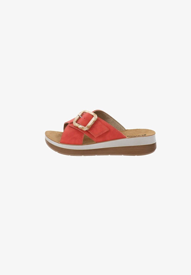 Sandalo rosso con design a strap incrociato, materiale in ecopelle, dettaglio con ampia fibbia quadrata e una comoda soletta simile sughero.